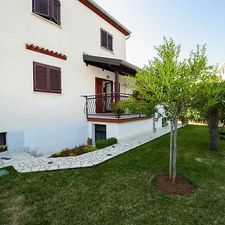 Anamarija Apartman *